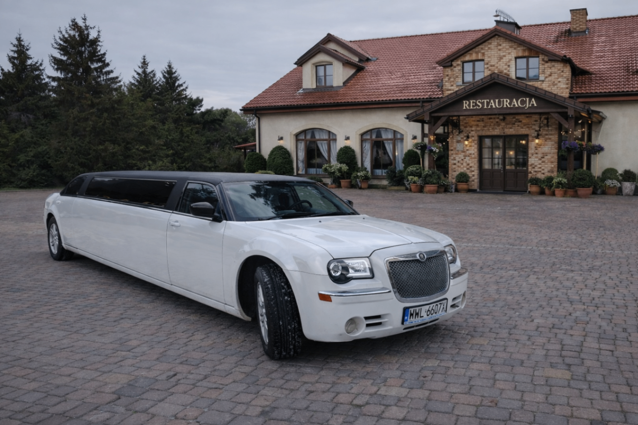 Limuzyna Chrysler pod restauracją weselną