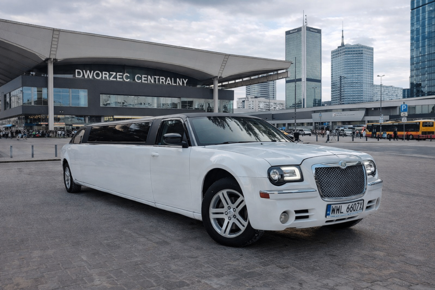 Limuzyna Chrysler pod Dworcem Centralnym w Warszawie