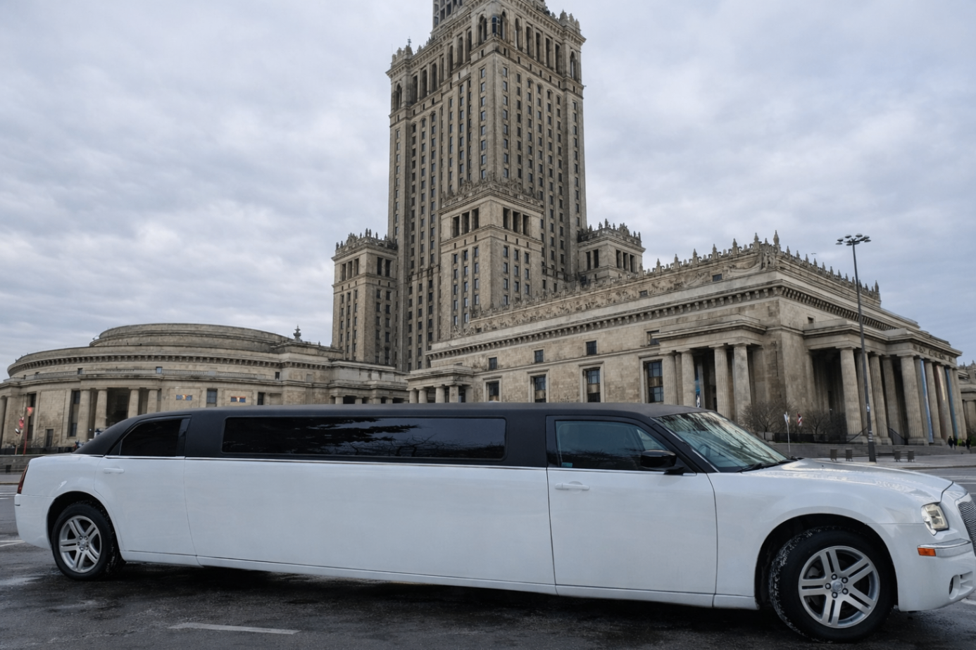 Limuzyna Chrysler przy Pałacu Kultury